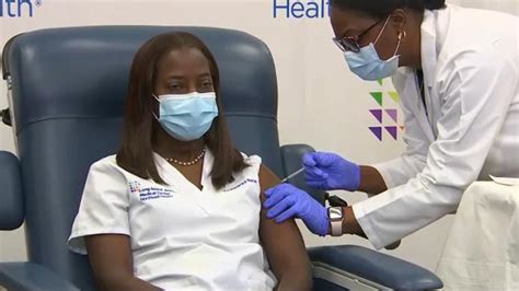 美国新冠死亡数破30万，纽约护士成全美首位辉瑞疫苗接种者_凤凰网视频_凤凰网