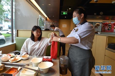 张子枫餐厅体验服务员，偶遇王宝强点餐吓一跳，10年前曾演他女儿 | 人物集