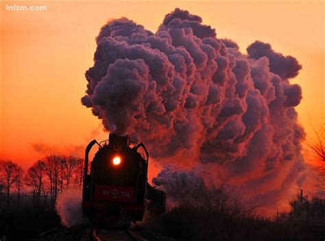 D33《第一台蒸汽机车》 作者：姜鹏 – 中国摄影出版社