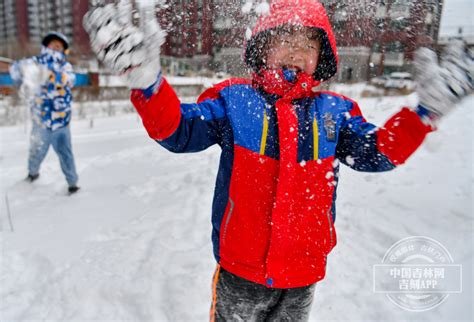 吉镜头丨长春：打雪仗、堆雪人……孩子们雪中玩嗨了！-中国吉林网