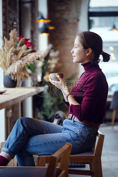 坐在咖啡店不开心的女性高清图片下载-正版图片501747327-摄图网