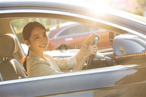 快乐的青年女人开车高清图片下载-正版图片507610007-摄图网