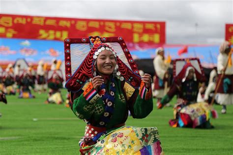 载歌载舞奔小康——2020年那曲羌塘恰青格萨尔赛马艺术节开幕