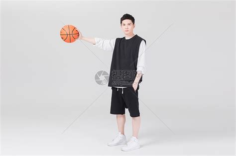帅气男生拿篮球打篮球高清图片下载-正版图片500863789-摄图网