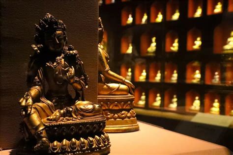 “白马驮经”佛法自西而来，东汉时佛教传入中国