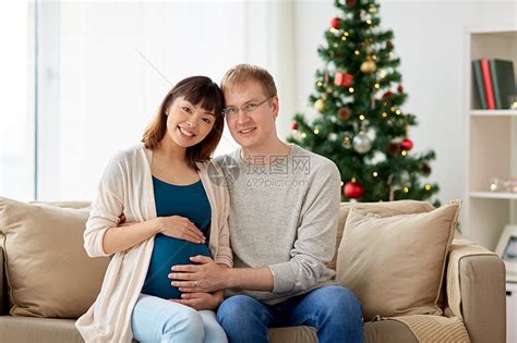 怀孕,寒假人们的快乐的怀孕妻子丈夫家里诞节怀孕的妻子丈夫家里诞节高清图片下载-正版图片300430825-摄图网