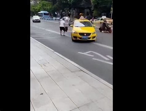 重庆男子当街拖拽女子，不顾女子极力反抗，将女子强行塞进出租车-秒懂财税