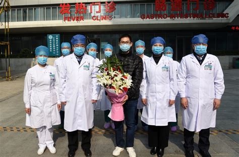 不到十天，河南省人民医院首例治愈的新冠肺炎患者出院_大众经济网