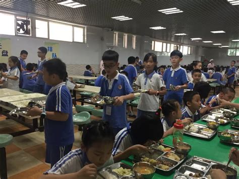 深圳小学校内午餐大公开！十多块钱在这几所学校能吃到什么？_学生