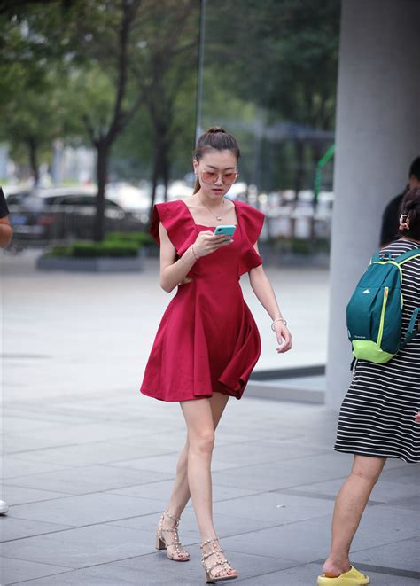 长相甜美女生街拍头像