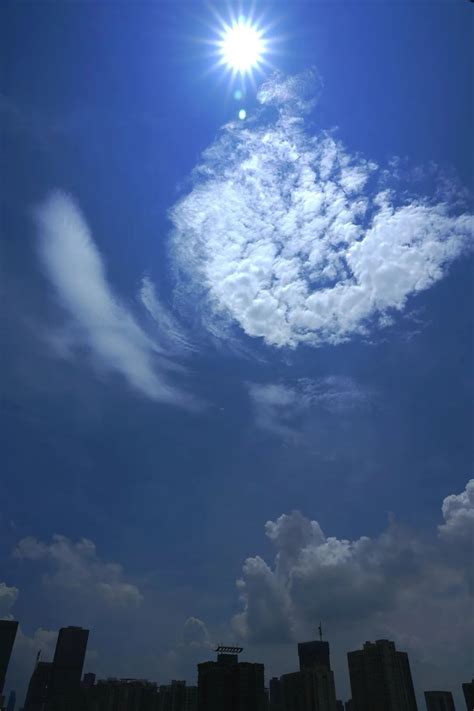 快看！武汉天空现白色“圆桌”！！ 其实这是“砧状云”，是积雨云发展最强盛时期，其降水强度也最大_手机新浪网