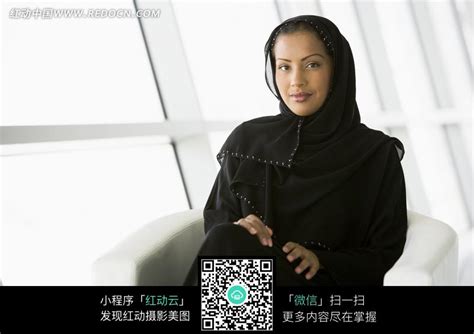 面带微笑坐在沙发上的阿拉伯女人图片免费下载_红动中国