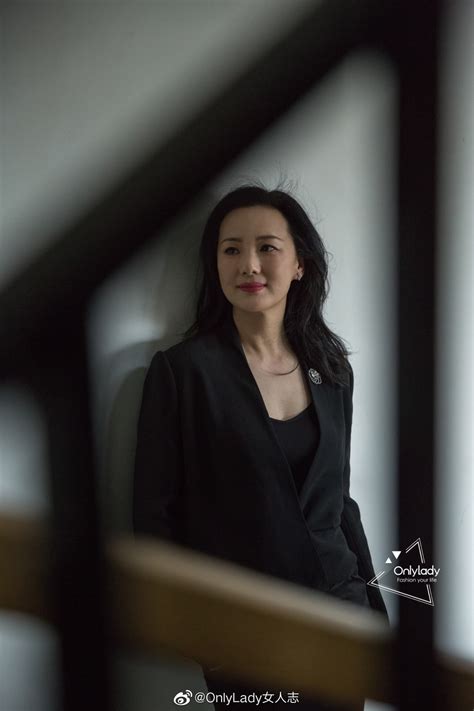 @咏梅的微 出席北京大学生电影节，身穿黑色连身长礼服，大气优雅|咏梅|北京大学生电影节|身长_新浪新闻
