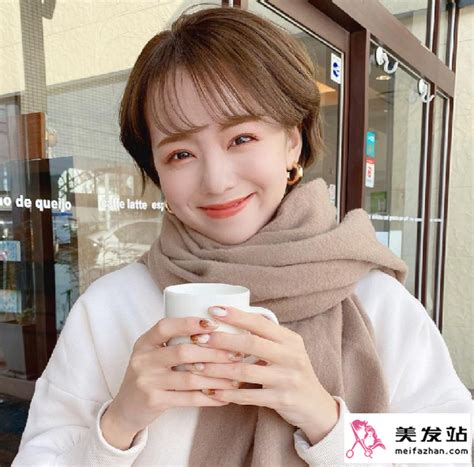 超短发妆容甜美女生头像