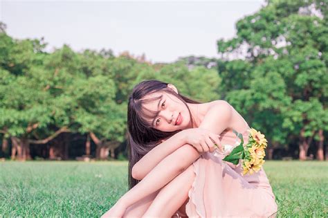 甜美女生草地头像图片