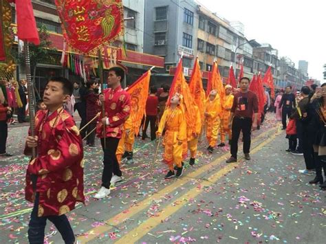 潮汕习俗“营老爷”让人眼界大开，村民们爬上墙头围观_湃客_澎湃新闻-The Paper