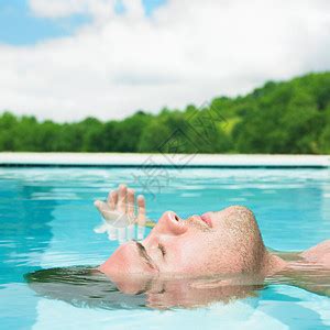 在水中站着狗秋天多云红狗在水中站立冲浪游泳的宠物高清图片下载-正版图片307637784-摄图网