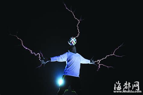 长乐小伙做“闪电试验” 玩起了“闪电足球”-社会- 东南网
