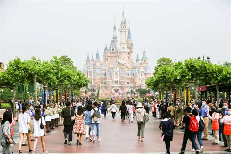 上海迪士尼乐园开园首日排队只需5分钟 每日限量发售门票