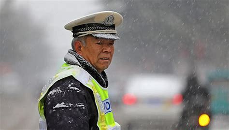 丽江一法官称57岁交警雪中执勤是“作秀” 被停职|界面新闻 · 中国