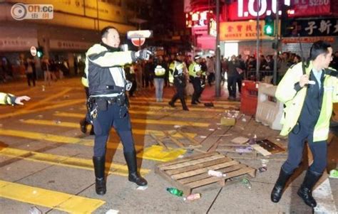 刺伤议员打砸媒体 媒体：香港暴徒与恐怖分子无异|暴力_新浪新闻