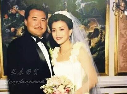 杨澜和老公合影照曝光，夫妇同台献唱大秀恩爱_凤凰网