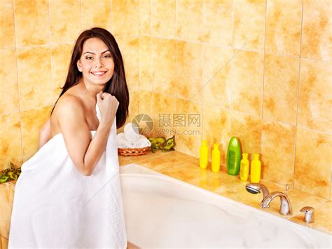 在浴室准备洗澡的年轻女人高清图片下载-正版图片502657269-摄图网