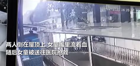 女孩不慎从二楼跌落，目击者：众人撑雨衣将其接住