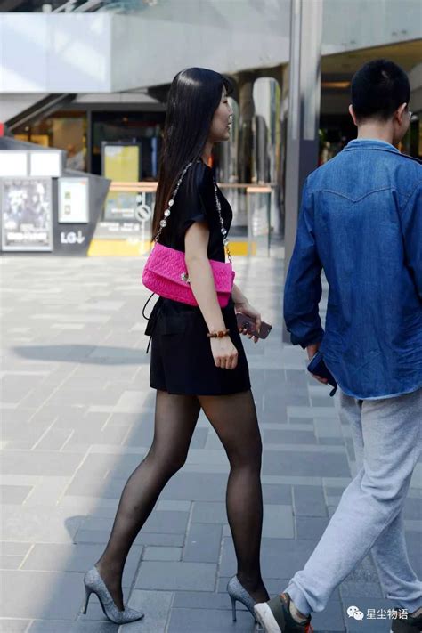黑色丝袜搭配8厘米细高跟，和短裙组合充满时尚感觉_丝袜街拍_中国丝袜网
