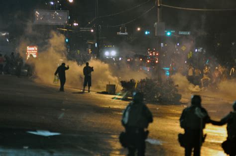 美国弗格森骚乱第九夜：警民冲突卷土重来似战场__海南新闻网_南海网