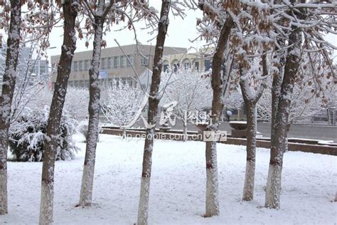 新疆阿勒泰地区富蕴县出现雨雪天气-人民图片网