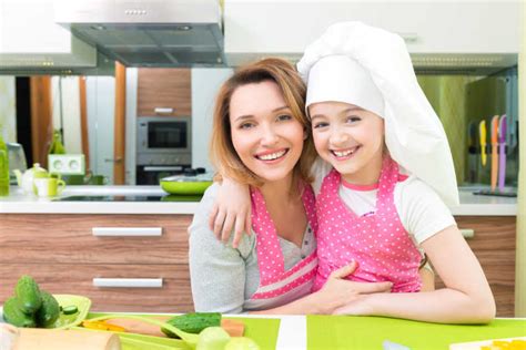 厨房里一起做面包的母女图片-小女孩和母亲在厨房搂着拍照素材-高清图片-摄影照片-寻图免费打包下载