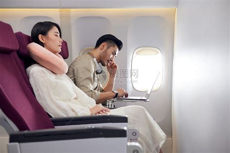 国内飞机的乘客坐在座位上乘务员高清图片下载-正版图片507168198-摄图网