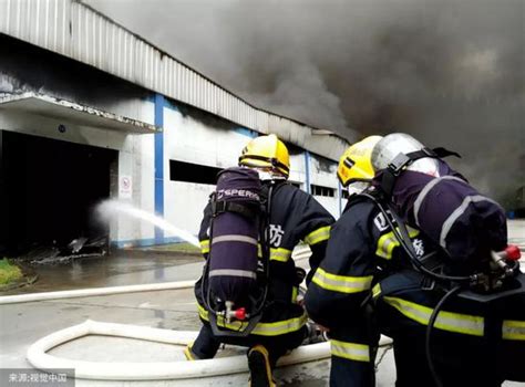 杭州消防员酷暑“魔鬼训练” 只为能在火场多救一个人