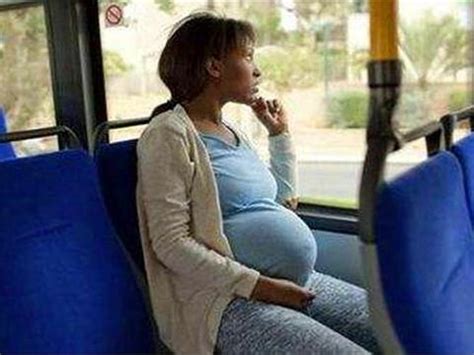 孕妇地铁上没让座，被老人大骂"没素质"！准妈妈一句话霸气回怼|孕妇|孕检|地铁_新浪新闻