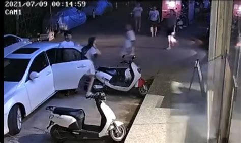 杭州一女子前男友将现男友当街捅伤，警方3分钟抓获嫌疑人_凤凰网视频_凤凰网