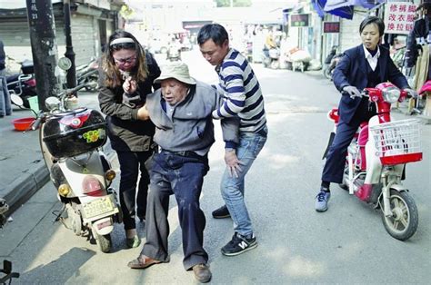西安小寨附近发生男子攻击老人事件！警方已介入 - 西部网（陕西新闻网）