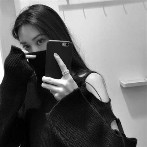 甜美女生头像高冷黑色