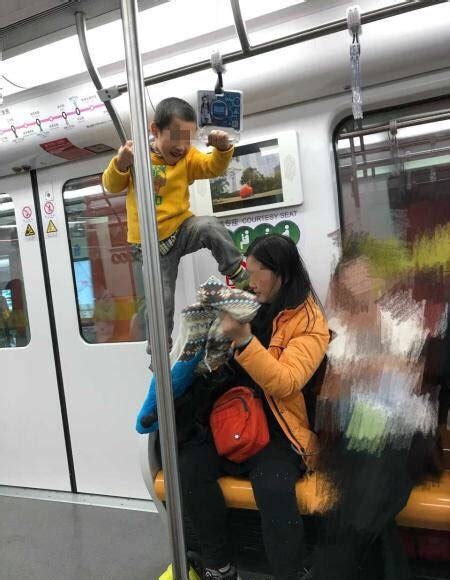 地铁上6岁女孩给奶奶让座，老人嫌弃孩子太慢，将书包扔在地上|老人|地铁|家长_新浪新闻