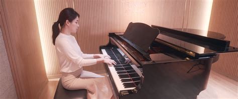 优雅弹钢琴的女性高清图片下载-正版图片502101490-摄图网