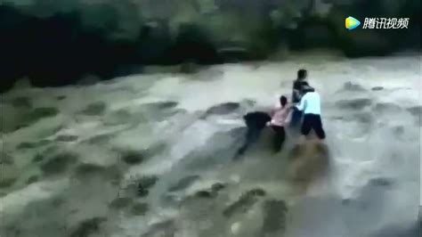 看到洪水过来，人们还慢悠悠的过河，监控记录不可思议的场景_腾讯视频