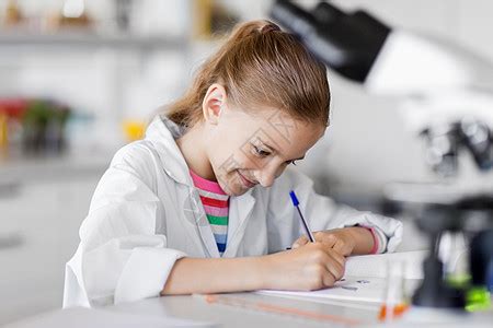 教育科学儿童女孩学校实验室学化学,并写信给工作簿学校实验室学化学的女孩高清图片下载-正版图片300159536-摄图网