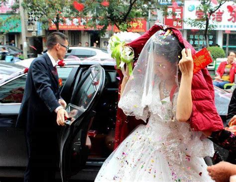 广东土豪婚礼！新娘全身挂满金镯子，场面超震撼……_佛山