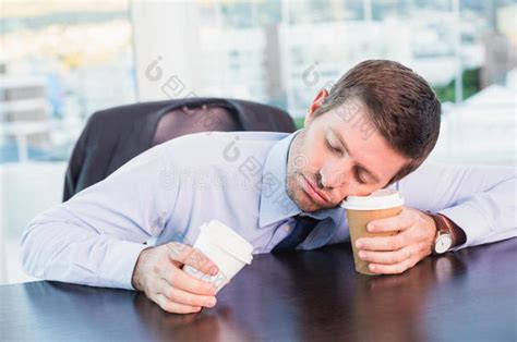 精疲力竭的商人睡在办公桌旁-包图企业站
