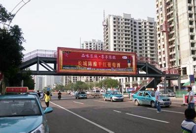 过街天桥广告太疯狂 “美丽风景线”被遮挡(图)__网上民声_胶东在线