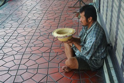 罗马街头乞讨的女乞丐高清图片下载-正版图片503569172-摄图网