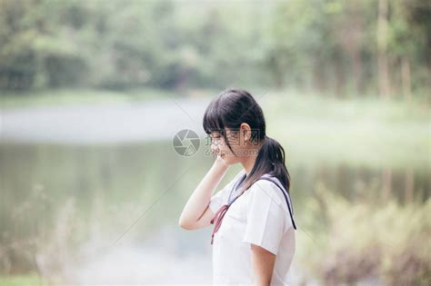 看着公园户外电影陈年风格的日本女学生装扮肖像AsianJapan高清图片下载-正版图片505404645-摄图网