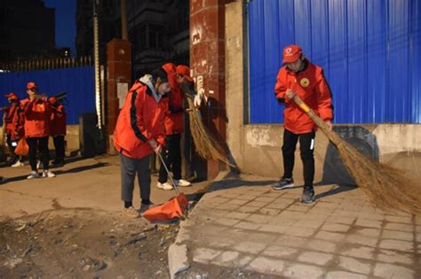 滁州学院青年志愿者志愿清扫街道扮靓滁州