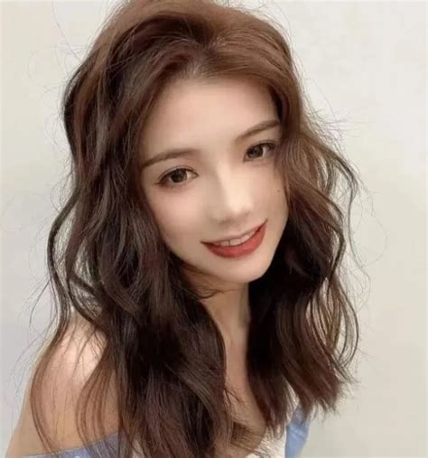 甜美女生细波浪卷头像