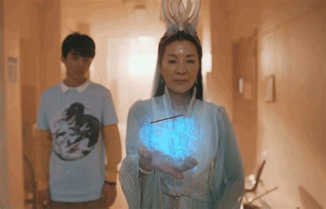 杨紫琼亮相金球奖，佩戴着《摘金奇缘》里的祖母绿戒指超抢镜_电影